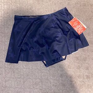 Who wears short skirt-Kortni Jeane